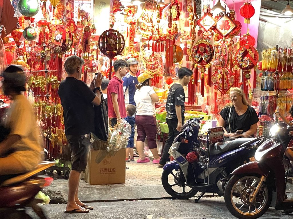 Tết đến xuân về, Hải Thượng Lãn Ông lại "bùng nổ" sắc màu