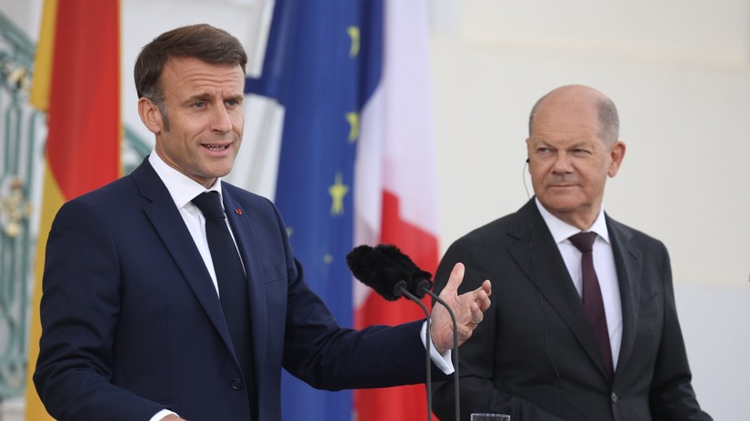 Tổng thống Pháp Emmanuel Macron (trái) và Thủ tướng Đức Olaf Scholz tại Điện Elysee ở Paris ngày 17/2. Ảnh: AFP